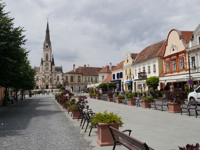 次はオーストリア国境に近いＫｏｓｚｅｇ（クーセグ）という小さい街である。ハンガリーで最も美しい街と言われている。<br />とわいってもそれはハンガリーに限ったことで、他の国の旧市街のある街と比べれば特段、美しいということはない。ですからどうしても行かねばならない街とは思えない。<br /><br />ブダペストからは南駅から急行でソンバトヘイ（Ｓｚｏｍｂａｔｈｅｌｙ）まで行く（2時間半程度）。そこで小さい電車に乗り換えて行く方法もある。しかし、クーセグの鉄道駅から旧市街まではかなり距離があり、バスも少ない。<br />お勧めはソンバトヘイで降りて、駅の右側（少し歩く）にクーセグ行きのバスが止まるバス停がある。駅前のバス停ではないので注意してください。そこからバスで30分程度で到着する。<br /><br />バス駅に着くとそこから旧市街まで直ぐとなる。狭い旧市街なので2～3時間もあれば十分といえる。帰りはバス駅からソンバトヘイまで行き、ソンバトヘイを観たいなら、最後のバス駅まで乗れば、旧市街広場まで近い。鉄道駅はバス駅の手前なので、そこで降りる。なお、ソンバトヘイは鉄道駅から旧市街までこれも距離がある。駅前のバス停からバスが出ているが、どのバスに乗るかわは現地で聞くしか手がない。<br /><br />朝、早くから出ればクーゼグ、ソンバトヘイの両方を観て、ブダペストまで日帰りできる。