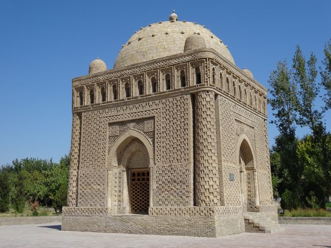 「イスマイール・サーマーニ廟」は「ブハラ歴史地区」にある「イスマーイール」によって「８９２年〜９４３年」の「約５０年」かけて建てられた「サーマーン朝の王族の霊廟」とされる「中央アジア最古」の「イスラーム建築」です。<br /><br />「中央アジア建築」の「最高傑作の１つ」と言ってもいい「建築物」だそうです。<br /><br />「１３世紀」の「モンゴル帝国の襲来」の際に「イスマイール・サーマーニ廟」は「砂の中」に埋もれており「モンゴル軍による破壊」を免れました。