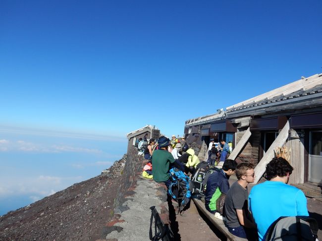 登山を始めて3回目にして、日本最高峰「富士山」を制覇してしまいました！！<br />そう！ワタクシ日本一の男になっちゃいました！<br /><br />ちなみに私の登山キャリアといいますと…<br />1回目 金時山 1212m<br />2回目 男体山 2486m<br />今回   富士山 3776m<br /><br />金時山を登る前までは、富士山は遠くから眺めるもの、決して登るもんじゃないと信念のように貫き通してきましたが、歳をとると変わるもんですね(^^;; <br />金時山を登った直後から急に富士山を目指したくなりました！<br /><br />私事はさておき、今回の行程を簡単に説明します。<br />本当は高山病対策として5合目辺りの山小屋に1泊して、十分高度環境に慣れてからアタックをしたかったのですが、どのルートの山小屋も全て満室だった為、やむなくマシンガン登山を決行しました。<br /><br />2:30 水ヶ塚公園駐車場 ～ タクシーにて5合目へ ～ 3:00 富士宮口5合目 ～ 高度順応 ～ 3:43 アタック開始<br /><br />さあ！いよいよ日本一の頂を目指し、旅の始まりです*\(^o^)/*<br />