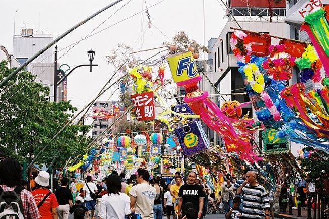 東京都内で唯一アメリカの基地がある福生市の七夕祭りに朝早く<br /><br />いって来ました。　賑やかな飾りをご覧下さい。