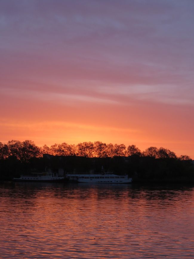 表紙の写真・ワイン色のガロンヌ川の夜明け・・・。ボルドーらしい夜明け色ですね!<br /><br />2015・4・14(火)~15日<br />月の港ボルドー・・この呼び名は、市の中央を流れるガロン川に沿って<br />街が三日月形に湾曲している事に由来するそうです。。。<br />2007年に「月の港ボルドー」が世界遺産に登録されました。<br /><br />理由・・18世紀に行われた大々的な都市計画の産物の新古典主義の建築群の<br />保存状態が良かったと言われるし、サンティアゴ・デ・コンスポステーラの<br />巡礼路の一部としても、登録されています。<br /><br /><br />サンテミリオン散策を大満足で終えて、もう腑抜け状態(笑)<br />サンテミリオン17:17~ボルドー17:55着<br />ホテルに購入したワインを置いて、窓を覗いてみたら、まだ凄く明るいんです。<br />少し、市内見学に行こうかな~と、ホテル前のトラムで出かけましたが、腑抜け状態で出掛けたので、とんでもない事に(笑)<br /><br />結果は現地の方々を巻き込んで、大笑いで終わりました~~(^^)<br />又々、旅のハプニングですが、旅の楽しさを満喫・・<br /><br />15日はアルカッションに砂浜を見に行く予定でしたが、この夜でエネルギーを使い果たした(爆)ボルドーで半日ブラブラしてしまいました(^^)<br /><br />ただ、ボルドーって有名なのに、観光本の市内説明も少ない。わざわざ<br />観光にいくのではなくて、ワインのみを求めていく感じなのかしらね~~<br /><br />ガロンヌ川沿いの立派な建物も、利用を持て余し気味の雰囲気で、一部分は無残な感じで近づきがたい感じでした(あくまでもトラムから見た感じ)<br /><br />今回は疲れて、ボルドーの魅力を堪能出来ませんでした。<br />この旅行記はある意味、未完だろうと思う。<br />たった、1日でボルドーを語れるなって思ってはいませんでしたが、<br />もっと、伝えられたら良かったと不満が残りました。<br /><br /><br />ボルドー・<br /><br />3世紀に「小さなローマ」と呼ばれローマ帝国ガリア領の都市として繁栄。<br />中世にはイギリスを主要輸出国として、ワイン貿易で発展。<br />そして、18世紀に有名建築家たちによって、大規模な市街改造が行われた<br />ボルドーの豊穣はイギリス人によってもたらせられた。と、歴史家は<br />書き残しているそうです。(市販の観光本の説明文より)<br /><br /><br /><br /><br />