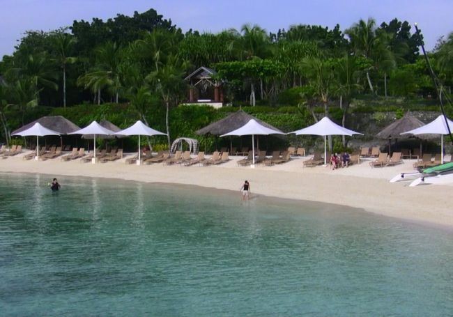 夫と娘の３人でフィリピンのセブ島でまったり三昧しました。ホテルのプライベートビーチは波も穏やかで最高のリゾート気分を味わえます。