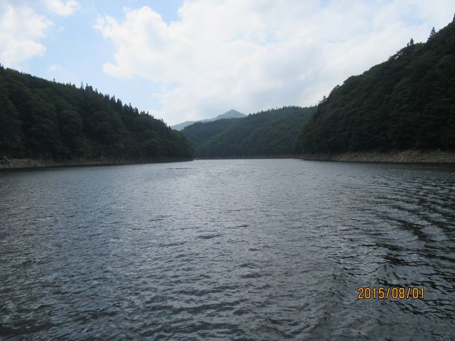 田沢湖高原で一泊して長距離運転の疲れを癒した翌日。田沢湖を半周して林道を１０５号線（羽州海道）方面に下る。１０５号線に突き当たったら右折して、阿仁合・鷹巣方面に向かう。<br />大覚野峠を越えてまたぎの里「阿仁合」を通過する。しばらく走るとサンクス阿仁前田店が右側に見えて来るのでその手前の信号「阿仁前田」交差点を右折して３０９号線を小又川沿いに進むと右手に森吉山ダムが見えて来る。<br />更に進むと左側に「国民宿舎森吉山荘」が見えて来る。山荘を過ぎると道も狭くなり急な登りが続く。細い道を登り切って暫く下ると右手に太平湖遊覧船乗り場の太平湖グリーンハウスに到着する。