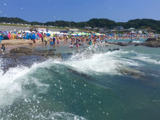 今日は電車で千葉県房総半島の勝浦へ。3つの海水浴場で泳いでみることにした。<br />最初が興津海水浴場、2つ目は守谷海水浴場、3つ目が鵜原海水浴場です。歩いて回ったのでまたいろんな発見あり、楽しかったですよ。