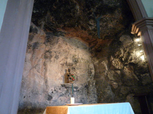 修道院がある場所からラ・モレネータ（黒いマリア像）を12世紀に羊飼いが発見した洞窟サンタ・コバへ歩いて行った。