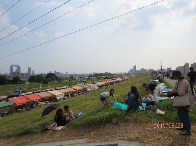 　２年振りの淀川花火大会が開催されました<br /><br />　午後３時ごろから、突然の雨<br /><br />　見物の為、場所取りをしていた人はびしょ濡れで大丈夫かな？<br /><br />　多少の遅れで花火が打ち上げられたました<br /><br />　今回も撮影に失敗、上手く撮れません<br /><br />　風も無く煙も写り「駄目作品」ですが、興味ある方は御覧ください<br /><br /><br /><br /><br />　表紙　　　　　　　　　　　　　　　　　　　　　　淀川堤防<br /><br />　