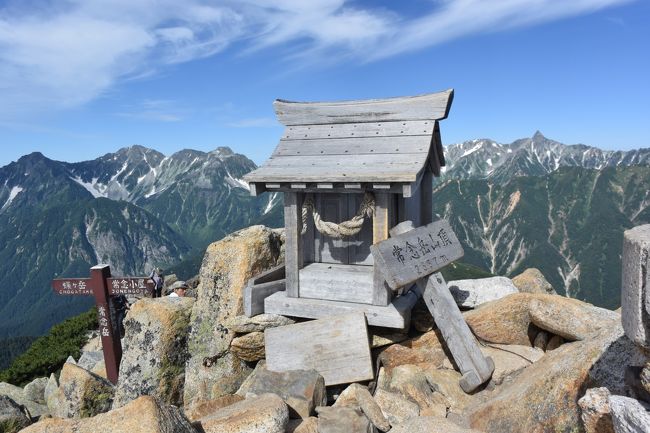 常念岳は、飛騨山脈（北アルプス）南部の常念山脈（燕岳から大天井岳を経て霞沢岳へと続く山々）にある標高2,857 mの山です。<br />三股（みつまた）登山口は、北アルプスの常念岳と蝶ヶ岳への登山口で、安曇野市にあります。<br /><br />今年も８月に入り、北アの中で一番に登りたい常念岳２,８５７ｍを登って来ました。<br /><br />≪コース≫<br />１日目<br />三俣・烏川林道ゲート→三俣登山口（1350Ｍ）→まめうち平→蝶ヶ岳（2677Ｍ）→蝶ヶ岳ヒュッテ（泊）<br />２日目<br />蝶ヶ岳ヒュッテ→蝶槍→常念岳（2857Ｍ）→前常念岳（2661Ｍ）→三俣登山口→三俣・烏川林道ゲート<br /><br />≪写真≫<br />常念岳山頂<br />≪天候≫<br />快晴<br />