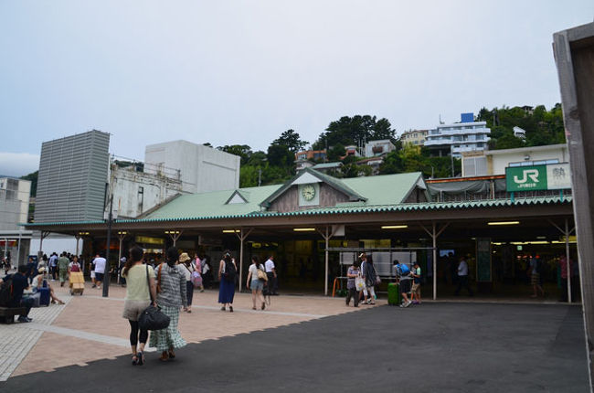 花火大会までまだ４時間強あります。<br />暇を弄んでいます。<br />熱海駅へ行ってみようと商店街をスタートしました。<br /><br />★熱海市役所のHPです。<br />http://www.city.atami.shizuoka.jp/<br /><br />★熱海観光協会のHPです。<br />http://www.ataminews.gr.jp/<br /><br />★熱海ときわぎのHPです。<br />http://www.tokiwagi.co.jp/