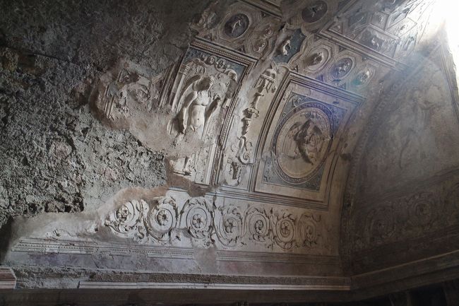 ナポリとポンペイ遺跡への２泊３日の旅。<br /><br />ナポリ滞在２日目、ナポリから日帰りでポンペイ遺跡へと向かった。<br /><br />当初の計画では、ホテル最寄りのToledo駅からメトロに乗って中央駅まで行き、そこからヴェスヴィオ周遊鉄道に乗ってポンペイへ向かうつもりだった。<br />ところが、朝、歩いてToledo駅へ向かってみるとメトロの入り口はシャッターで封鎖されていた。理由は分からないが、この時ここからメトロに乗れないことは間違いなさそうだった。<br />いきなり出鼻を挫かれてしまったが、念のため考えておいたプランＢで向かうことに。プランＢとは港沿いの道を走る巡回バスに乗って、ヴェスヴィオ周遊鉄道の始発駅まで向かうプラン。ただしバス乗り場がいまいちよくわからないのでそこは行き当たりばったりで。<br />荷物になるからとガイドブックはホテルに置いてきてしまったので、頭に入れた地図と感を頼りに港を目指して歩き始める。港沿いの道に出てからもそのまま歩いて行けそうな気がしたので暫く歩き続けてみた。しかし、思ったよりも距離がありそうな感じがしてきたのと、ポンペイ遺跡でも結構歩きそうだったので、やはり無理はせず乗り物に乗って向かった方が良いかな、と考えを変更。近くのタバッキオで1ユーロのチケットを二枚購入し、最寄りの路面電車とバス停を兼ねた駅から次に来た電車に乗ってみた。行き先も分からないまま、中央駅かヴェスヴィオ周遊鉄道の始発駅の方に向かってくれるといいな、と思いながら。ところが、、、<br /><br /><br /><br />■関連旅行記<br />ナポリとポンペイ遺跡　男のひっとり旅　～ナポリ編～<br />http://4travel.jp/travelogue/11037709