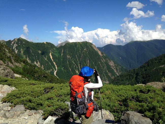 この夏は妹と二人で槍ヶ岳に挑戦してきました。<br /><br /><br />槍ヶ岳登山予定では<br /><br />walkers39：7/31　23:00発→8/1平湯温泉4:40-5:40頃乗換→上高地5:15-6:00着（新宿都庁バスターミナル　毎日アルペン号）<br />?昂：名古屋→上高地<br /><br />8/1　朝食　登山届　上高地6時発<br />→明神6:30/6:35→徳澤7:20/7:25→横尾8:25〜8:40<br />（小休憩）→ーノ俣09:40/9:45→ニノ俣→槍沢ロッヂ10:45〜11:00　昼(ごはん)→大曲13:00/13:05→天狗原分岐点14:10/14:20→ヒュッテ大槍分岐16:00頃→ヒュッテ大槍16:40<br /><br />8/2　3:30起床　ヒュッテ大槍4:30出発→殺生ヒュッテ系由5:00→槍ヶ岳山荘5:50〜6:00　山荘で焼きたてパン朝食→7:00山頂のアタック　9:00頃下山開始→坊主の岩小屋9:50/9:55→グリーンバンド→天狗原分岐点10:55→→大曲11:45→槍沢ロッヂ12:45着予定　泊空きを見ながら<br /><br />8/3　朝食後、下山開始。<br />槍沢ロッジ7:00→ーノ俣8:00→横尾9:00/9:10→徳澤園10:10〜10:30（珈琲タイム）→明神11:30<br />→河童橋12:20→アルペンホテル入浴→河童食堂or山賊弁当<br />→walkers39：新島々へ16:00?バス出発→電車→松本→スーパーあずさで新宿へ<br />妹：16:30バス出発→名古屋<br /><br />☆8/1　暑さ、体力により槍沢ロッヂ泊　8/2　槍ヶ岳山荘に変更する事もあり<br /><br /><br />↓↓実際には一日目はほぼ予定通り。<br /><br />8/1　朝食　登山届提出　上高地6時発<br />→明神6:44→徳澤7:35→横尾8:35〜8:55<br />(小休憩）→ーノ俣09:50→ニノ俣9:58→槍沢ロッヂ10:30〜11:10(昼ごはん)→ババ平11:32→天狗原分岐点13:57→ヒュッテ大槍16:43<br /><br /><br /><br />二日目、三日目は予定変更しています。<br /><br /><br /><br /><br /><br /><br /><br /><br /><br /><br /><br /><br /><br /><br /><br /><br /><br /><br />