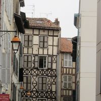 フランス～スペイン旅・バイヨンヌはショコラトリーの発祥の地なのに憂いのある雰囲気・・バスク地方の木組みの家並への誘い・・・