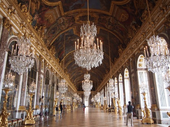 9月の予定が急遽早まったフランスへの新婚旅行<br /><br />私の小さな頃からの夢である<br />【ヨーロッパでウエディングドレスを着たい!】<br />という夢を叶えてもらいました<br /><br /><br /><br />France-paris/6日間/素晴らしいステンドグラスたち/①<br />http://4travel.jp/travelogue/11036526<br />France-paris/6日間/パリ市内美術館巡り/②<br />http://4travel.jp/travelogue/11036823<br />France-paris/6日間/日帰りモンサンミッシェル観光/③<br />http://4travel.jp/travelogue/11029571<br />France-paris/6日間/ヴェルサイユ宮殿と朝市/④<br />http://4travel.jp/travelogue/11040228<br />France-paris/6日間/六月の花嫁/⑤<br />http://4travel.jp/travelogue/11041526<br />France-paris/6日間/ジヴェルニーのモネの家/⑥<br />http://4travel.jp/travelogue/11040215<br />France-paris/6日間/モンマルトルをお散歩/⑦(最終章)<br />http://4travel.jp/travelogue/11040223<br /><br /><br /><br />NYの婚前旅行はこちらです<br />USA-NewYork/5日間/一生の思い出に残るプロポーズ&Tiffany本店で婚約指輪購入①<br />http://4travel.jp/travelogue/11002551<br />USA-NewYork/5日間/ロブスター三昧/自由の女神/ゲイの公開プロポーズ②<br />http://4travel.jp/travelogue/11011156