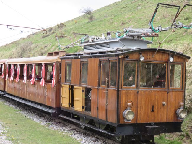 表紙の写真・ラ・リューヌ山頂には、この登山列車・ﾌﾟﾁﾄﾗﾝ･ﾄﾞ･ﾗ･ﾘｭｰﾇで<br />35分かけて急斜面を上っていきます。<br /><br />ちなみに山頂はスペイン領だそうです<br /><br />フランスからスペインにかけて広がるピレネー山脈の一部で、標高905m。<br /><br />2015.4.16(木)<br />バイヨンヌが思いの外、印象がイマイチだったので、気分的には凹み気味・・<br /><br />一人旅ですと会話で盛り返せないのが辛いのです。<br />ただ、次の訪問地はバスク・・<br />2005年の愛知博で見た、バスクの山のポスターが頭から離れなくて、何れは訪問したいと思っていたのです。<br /><br />今回はラ・リューヌ山へ登山列車で登って、バスクの雰囲気を味わう事にしました。雨なら中止予定でしたが、何とか曇り空で登れました。<br /><br /><br />＊＊バイヨンヌからの電車を降りる時に出会いがありました～<br />サンジャン・ト・リュズですよね！と(何時も降りる方に確認するのです)伺った品の良いご夫婦様・・<br /><br />旦那様が荷物を全部お持ちで、奥様はバック1つを優雅に(^^)<br />背中に背負った大きなバックの持ち手が、座席に引っかかりましたので、<br />さりげなく外してあげました。<br /><br />そしたら、ご主人様は奥様をエスコートし、ご自分の大きなトランクを下ろすと、私のコロコロを下ろして下さいました(^^)感激！<br />ジェントルマンでした～～<br />ここでもメルシーと有難うございました(^^)で、お別れ・・<br /><br />駅を出てホテルの位置を知りたいと聞くも、一人は窓拭きをする人で仕事中だと拒否され、もう一人の人は分からないと・・どうしようと思っていたら<br />・・・・・・・・<br />向こうから先程のご主人様が戻って来て、タクシーに同乗を勧めて下さる。<br /><br />奥様も助手席に座った私のシートベルトを手助けして下さいましたし、ホテルの地図を運転手さんに見せると、分かる？と確認して、笑顔で私を安心<br />させて下さいました。<br /><br />あれよあれよという間にホテルに到着で、夢を見ている感じ(^^)<br /><br />ホテル前で料金も気にしないでね！と言うお二人に、ガサゴソと日本の<br />千代紙のシールをお礼に差し上げるのが、精一杯でした。<br /><br />笑顔が素敵なお二人にお会い出来て、凹んでいた気持ちが、ほっこり^o^<br /><br />サンジャン・ト・リュズは保養地ですので(パリからかな～)長期滞在を<br />なさるご夫婦様だと思います。<br /><br />本当に有難うございました。<br /><br />そして、ラ・リューヌ山から下山後にも、素敵な出会いがありました～(^^)<br /><br />旅先の最高の1日にバンザイ(^_^)