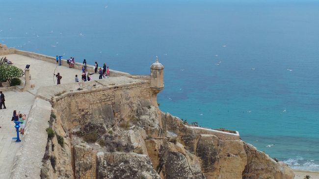 アリカンテの街と海を見下ろす立派な城 Castillo de Santa Barbara。<br />1日目は晴天で城の中を歩き回るのに暑そうだったので、予報曇りの2日目に行きました。<br />上からの眺めは最高です！<br />ビーチ近くからエレベーターで行けるので、楽チン。<br /><br />サンタ バルバラ城は標高166mの Benacantil ベナカンティル山に建っています。元はイスラム時代の城でしたが、中世カトリック教徒の手により修復増築され、現在はアラブ時代の面影は残っていません。<br />「サンタ バルバラ」の名は、後のアルフォンソ10世によってこの地のレコンキスタがされた1247年12月4日が、聖バルバラの日だったことによります。