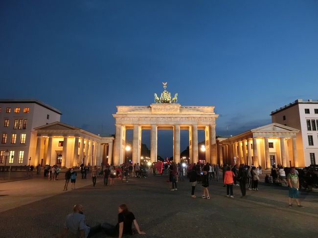 ベルリン観光の第一歩はブランデンブルク門からはじまる。この壮大な門から東に延びる大通り「ウンター・デン・リンデン」（菩提樹の下）を歩き、フンボルト大学、ベルリン国立歌劇場、ドイツ歴史博物館と重厚な建物を見学する。シュプレー川を渡ると5つの博物館が集中する博物館の島となり、ここは世界遺産に登録されている。圧巻のベルリン大聖堂からはじまって、旧博物館、旧ナショナルギャラリー、新博物館、ペルガモン博物館と見どころは多い。<br /><br />写真：夕闇迫るブランデンブルク門<br /><br />◎私のホームページに旅行記多数あり。<br />『第二の人生を豊かに』<br />http://www.e-funahashi.jp/<br />（新刊『夢の豪華客船クルーズの旅<br />ー大衆レジャーとなった世界の船旅ー』案内あり）