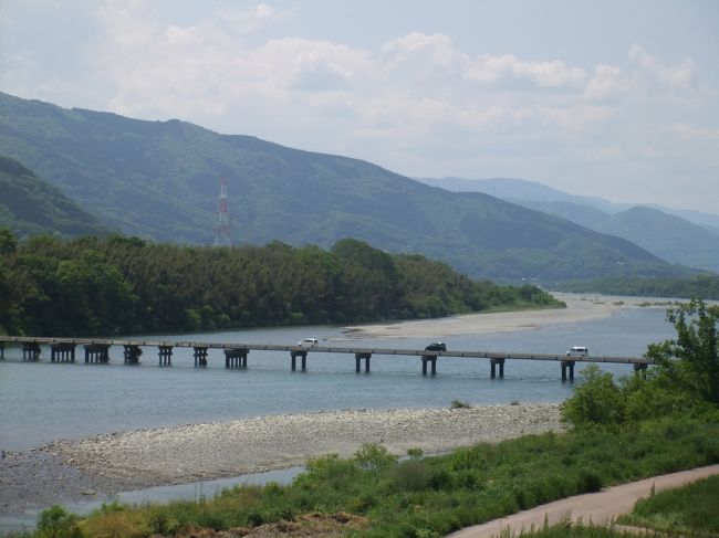 続いてまたまた「うだつの町」へ　　今度は脇町♪<br />到着直前！　えっー　これって？？　　<br />四万十の沈下橋っぽい橋を見つけてしまった(｀・ω・´)<br />ぜひとも走行せねば！<br /><br />・・・脇町（わきまち）・・・<br />　阿波藩が奨励した藍づくりで江戸から明治にかけ栄えた町<br />　2005年に周囲町村と合併し美馬市に<br />　合併前は四国地方の町で唯一「まち」という読み方だったらしい<br />　