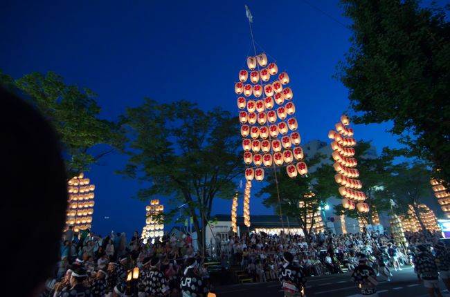 秋田の竿灯祭りに行ってきました。宿や新幹線の手配を自分でやり、しかも初めてだったのでやや大変でした。<br />初めて行く人のために「予約取り」から始めます。参考にしてください。<br /><br />まずは宿の確保。<br />竿灯祭りは夕方〜夜にかけて行われるので、地元の人は別にして、私のように遠くから行く人は宿の確保が必要です。<br />半年くらい前からネットで秋田近辺のホテルの空き状況を見ていると、4月ごろからネットに出始めます。<br />ただ、秋田市内のホテルのほとんどで設定が「セミダブル」仕様で一室2万円以上。つまりシングルユースでも一泊2万円以上するということ。さすが繁忙期価格。一室一泊28000円なんていうのがざらです。しかも朝食のみ。<br />中にはシングルユースで良心的な価格を提示しているのがありますがネット上で即座に売り切れます。<br />私の場合は、やはりネットを見張っていて、安くてシングルユース（友人と二人旅の予定なので）で温泉つきのところをたまたま見つけて予約できました。「秋田健康増進交流センター」ユフォーレ。<br />たぶん公共施設なんだと思います。レジャーや会議などにも使用できる温泉宿泊施設。リーズナブルな温泉ホテルと思ってもらってもいいかも。ただ、秋田駅あたりから車で30〜40分のところにあります。<br />ネットではシングル一室しか開いていませんでしたが、電話で二室なんとかならんかと問い合わせると「なんとかします」と断言してくれました。うれしー。結局シングル2室、一泊一室8000円で確保できました。（朝食付き）<br />秋田市内からレンタカーで行くことになりますが、レンタカー代を加えても市内のホテルよりずっと格安にできます。しかも温泉付き・市内のホテルではこうは行きません。お薦めです。<br /><br />なお、ついでにねぶた祭りを見に行く際の参考にと思って青森市内の祭り期間中のホテルの状況も見張っていましたが、まったく同じでセミダブル仕様で28000円位が相場。なおかつ、ねぶたの方が人気があるらしく、秋田より空き室の出物がずっと少ない。こちらも、市内のホテルよりすこし離れたた温泉ホテルでも探してレンタカーで行ったほうが安くて快適にできそうです。<br /><br />つぎに交通手段（新幹線）の確保。<br />今回は新幹線の予定なので新幹線を予約。知ってる人は知ってると思いますが、ＪＲ東日本の「えきねっと」。<br />ＪＲ東日本の会員登録をすると、この「えきねっと」のサイトからＪＲ東日本管内の新幹線・在来線のネット予約（クレジットカード決済）ができます。これを見つけて早速会員登録。<br />「えきねっと」の良いところは、路線や区間によって10〜35％の割引がつくこと。しかも、一般の「一ヶ月前からの予約」より一週間早く予約できます。ただし、発券以降はキャンセル、変更できないようです。<br />私はと言うと、往路は割引が効きませんでしたが、帰りの新幹線（こまち）は35％割引でした。<br />ちなみに、小さい駅の発着だと割引設定がありません。私の場合は、田沢湖駅から乗車して帰る予定でしたが、秋田駅からなら35％割引、途中の田沢湖駅からなら割引なしで、結局秋田駅から35％の割引切符のほうが、割引なしの田沢湖からの切符よりも安かったので、実際に乗るのは田沢湖駅ですが、切符は「えきねっと」で秋田発のものを買いました。<br /><br />レンタカーの予約<br />竿灯祭りを見て、そこから30分くらいのところにあるホテル（ユフォーレ）に行くのにレンタカーを借りることにしました。ついでに、宿泊翌日は近場の田沢湖あたりまで車で観光に行き、田沢湖駅で乗捨てて田沢湖駅から新幹線で、という計画です。<br />ここでレンタカー会社の選択。秋田市内で借りて田沢湖駅で乗捨て可能なレンタカー会社はというと、駅レンタカーとオリックスレンタカーという調査結果。その他は田沢湖に営業所がないため乗捨てできない。費用はというと、駅レンのほうか高額な乗捨て料金が必要。オリックスは乗捨ての追加料金がないので必然的にオリックスに決定。秋田で借りて田沢湖で返して24Ｈで軽自動車で6480円（オリックス会員割引あり）でした。格安かな？<br /><br />ここで余談。実は竿灯祭りを見てからレンタカーを借りるには少し工夫がいります。というのは、竿灯祭りは20：30頃終了しその後「ふれあいタイム」といって竿灯に触ったりできる時間が21：00までというスケジュール。<br />これに対して、レンタカー会社の営業所の営業時間は19：00までとか20：00までとか21：00までとか。<br />営業時間が21：00までなら祭り終了と同時に借りることも可能ですが、希望地で乗捨てができるレンタカー会社（オリックス）の営業時間は20：00まで。21：00までの営業時間を重視して乗捨てはあきらめるか、乗捨てを重視して営業終了前に借りるかが迷いどころ。<br />ここで私は乗捨てできること選択。そうすると、祭り開始の前に借りて、駐車場を見つけて駐車して、祭りを見て、祭りが終了したら車で出発というスケジュールになります。<br />さらにここで問題。混雑する竿灯祭りの時間帯に駐車場があいているのか？いろいろ調べてみましたが、「予約」できる駐車場は無い。<br />少し不安でしたが、駐車場があいていることを願って上記のスケジュールで計画しました。<br />結果はというと、竿灯祭り大通りと秋田駅の間には駐車場は何軒もあって、かなりあいています。拍子抜け。簡単に止められました。祭り用の無料駐車場混んでいるようですが。<br /><br />さて、宿と足の予約はこんな感じで完了して、いざ出発です。<br />前日に仙台に用事を作って仙台泊。朝、仙台駅で「えきねっと」で手配しておいた新幹線の切符を受け取り、新幹線に乗車。<br />一関で途中下車して平泉観光をして再び一関から新幹線で秋田へ。<br />秋田着が17：14。すぐにオリックスレンタカーの秋田駅西営業所で車を借りて駐車場探しに。近場の有料駐車場はいくらでもあいているので、テキトウなところに駐車して、竿灯祭りが行われる大通り方面へ歩いてゆきます。<br /><br />祭りということで浴衣のおねーさんたちもちらほら。人出もそこそこで、外国人も中国人を中心にちらほら。他の観光地のように中国人だらけということはありません。<br /><br />祭りが始まるのは19：00前くらいなので、それまでに夕食をと思ってレストランを探して、竿灯祭り大通りの入り口にあったレストランに入ります。<br />「浜の漁師居酒屋　○特漁業部」。これが大失敗でした。<br />秋田定番ということで注文した「きりたんぽ鍋」。そしたらなにも知らない観光客用のまったく低級な代物が出てきました。入っているきりたんぽは長期保存用のカッチカチの超安物。そして一人前用のちっちゃな鍋。みすぼらしい。観光客用だからこそ「ちゃんとした」地元の名物を出すべきではないのか。あまりにひどい。それからまだある。頼んだものが忘れられていて出てこない。30分待っても催促しても出てこない。中国人のウェイトレスが出てくるが、日本語が旨く通じなくて伝わらない。こんなことをして結局頼んだもののうち2つをキャンセルして出てきました。まだある。トイレが混んでいて入れない。ま、これは店のせいでもなさそうだが。<br />いずれにして、観光客を馬鹿にしすぎ。こんなことをしていては秋田は衰退してしまうよ。<br /><br />そして竿灯祭りに幾多の問題点。<br />レストランを出るのが少し遅れてしまい、祭り（竿灯演技）がすでに始まっている。<br />こちとらは有料の指定券（ネットでわりあい簡単に買えた）を持っているが、指定席は大通りの中央分離帯に設置してあって、ブロック番号なんかがあって、それを目当てに混雑した歩道を探し回るが、なかなか分からない。<br />まず、主催者側の係員と思しき人に聞いてみると、演技が始まると通りを渡って指定席にはいけないので地下道を通ってゆくようにとのこと。続いて事務局と思しき場所で係員に聞くと、この番号の指定席は中央でなく歩道にあるので地下道を渡らなくて良いとのことだったので、地下道入り口を素通りしてさらに歩いて探す。かなり歩いてから目的の指定席番号が見つかるが、歩道ではなくやっぱり中央分離帯の上にあって、わたれない。近くにおまわりさんがいたので、それまでの経緯を言うと、演技の途中で休み時間が入るのでその時間にわたってよいとのこと。さんざん歩き回り、うその案内をされ、やっとたどり着きました。<br /><br />しかしこの指定席がまた問題。いすが何段かの高さで設定してあって、高さがあるので上を見上げる分にはよいが、下の演技者を見ると前の人たちが邪魔になって見えない。あたりを見ると、歩道の縁石に腰掛けて一番前で見ている人たちのポジションが一番よさそうだ。しかも空いている。<br />こんなことなら高い金出して指定席買う必要は無い。しかも、駅から離れるにしたがって人ごみも空いてくるので、一番前の特等席、歩道の縁石も空いていて簡単に場所とりできる。「指定席」などという余計なことをしてくれたものだ。それに、係員や関係者の案内知識が決定的に不足。うそばっかり教えられたし、質問しても知識が無いので答えられないことも多い。<br /><br />さらに問題<br />竿灯自体はいろいろな団体が出して演技しますが、竿灯の移動が祭り時間中で3回しかない。しかも10〜20メートルくらいの移動。したがって、ほとんど同じ竿灯がずっと目の前で演技している。演技の内容もバリエーションがなくてほとんど同じ。竿灯もちょうちんに書いてある宣伝や文句が違うだけで代わり映えがしない。もう少し移動を多くしていろいろな竿灯がみられるとか、演技内容に工夫を凝らすとか、違った出物を考えるとか、何か工夫は無いのかい？東北3大祭りとはいうもののまったくたいしたことなかった。<br /><br />やれやれ、実行委員会のみなさん、しろーとばっかりですか？イベント運営としては程度低すぎ。<br /><br />さて、不満たらたらの竿灯祭りも終わって、駐車しておいた車に戻って、ナビの案内で宿に向かいました。<br />夜も9時以降の時間帯ということで、街中を過ぎると田舎道をまっしぐら。対向車もなければ後続車もない真っ暗な道をひたすら走ります。そして30数分でユフォーレに到着。そのまま温泉を楽しんで快適に休ませていただきました。<br />とても良い宿でした。詳しくは口コミて。