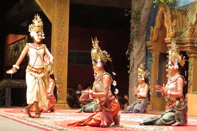 アンコール・ワット観光を終えてホテルに戻る途中、シェムリアップ市内のレストランで食事をしました。<br />レストランのステージでは、カンボジアの民族音楽に合わせて、踊り子達がいろいろな民族舞踊を披露していました。