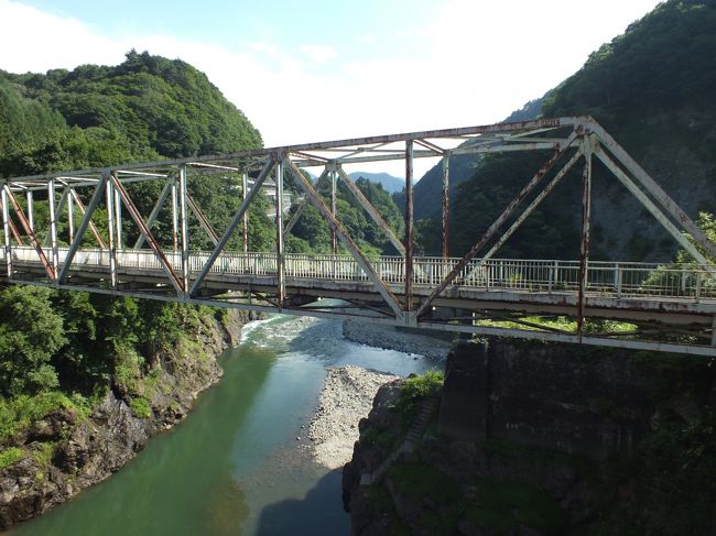 富士登山で膝痛、殆ど完治したが涼と温泉を求めあまり遠くはない群馬の奥座敷を目指し「のんびりドライブ」を楽しんできました。この酷暑に温泉でも有りませんが、深山の温泉に浸かればそれはそれで良いものでした。八木沢ダム、奈良俣ダムと林道も清々しく心を洗われました。<br />表紙は奥利根橋、宝川温泉手前