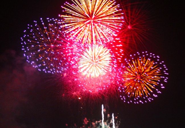 上田の花火大会は今年も盛大に行われた。昨年までは8,000発打ち上げられていたが、特に今年は来年初から始まるNHK大河ドラマ「真田丸」の放映が始まるのを記念し、9,000発が打ち上げられた。<br /> 当日は午後になって夕立があり、打ち上げが懸念されたが、打ち上げ開始1時間ほど前にはあがり青空も見えた。<br /> しかし、打ち上げ場所は千曲川の河川敷で、この上空には厚い雲が残り、打ち上げ当初は、硝煙がなかなか散らず、煙で開いた花火の色あいが今一つであった。<br /> 昨年は初めて有料特別席が売り出され、間近で見る花火に堪能したが、ほとんどの花火が頭上真上に開くため、写真枠に収まらなかったことと、燃え殻が落下して、写真撮影には不都合であった。<br /> 今回は3〜400m川の上流の橋の上から撮影したが、角度が悪かった。次回は打ち上げ河川敷の対岸に陣取りしようと考えている。