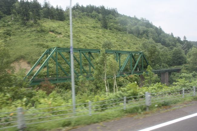 <br />２０１５年の夏休み、「北海道フリーパス」や「萌えっ子フリーきっぷ」を利用して、道東や道北を回ってきました。<br />旅の目的は、<br />　①道東や道北の廃線跡を巡る。<br />　②急行「はまなす」に乗る。<br />　③ワッカ原生花園に行く。<br />　④湧別から稚内までオホーツク海沿岸をバスで走破する。<br />でした。<br />その３は、ＪＲ北海道バス深名線乗車・深名線廃線跡巡り編の続きです。<br /><br />その１　出発・急行「はまなす」乗車編http://4travel.jp/travelogue/11041078<br />その２　ＪＲ北海道バス深名線乗車・深名線廃線跡巡りhttp://4travel.jp/travelogue/11041107<br /><br /><br />