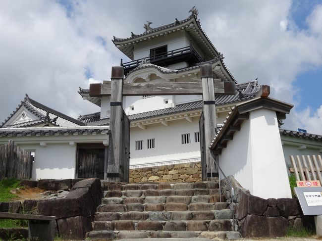 「掛川城」は「遠江国佐野郡掛川（現在の静岡県掛川市）」に位置する「朝比奈泰煕」により「文明年間（１４６９年〜１４８７年）」に建てられた「平山城」です。<br /><br />「１５９０年（安土・桃山時代）」には「豊臣秀吉の命」で「山内一豊」が「５万１千石（のち５万９千石）」で入封しており「高知転封後」の「江戸時代」には「譜代大名」が「城主」となりました。<br /><br />「１８５４年（安政元年）」に「安政東海地震」によって「天守を含む大半の建物」が倒壊した後「１８７１年（明治４年）」に「廃城」となり 「天守・門」などは「１９９４年（平成６年）」に再建されました。<br /><br />写真は「天守下門」と「天守閣」です。