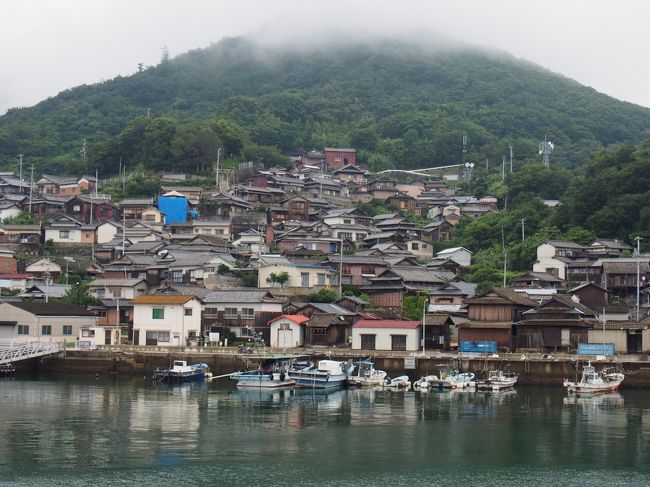 瀬戸内のアートと島散策の第２弾。<br />小豆島に引き続き、<br />男木島・女木島にやってきた。<br /><br />高松から２０分、４０分の距離が関係してか<br />島の超高齢化の状況がはんぱない。<br /><br />島の集落の散歩は<br />ぶらぶらするにはかなり楽しいが、廃屋がやたら目立つ。<br />離島散策好きにはなかなかたまらない。<br /><br />そして若い人がいないから夜外出する場所もなく<br />日が暮れると刺激は全く無いね笑<br /><br />女木島は鬼ヶ島大洞窟が目玉だけど<br />あんまり大したことなく、一方、展望台からの眺望が素晴らしい。<br />男木島は、土日にのんびり滞在したい<br />なかなか魅力的な島。