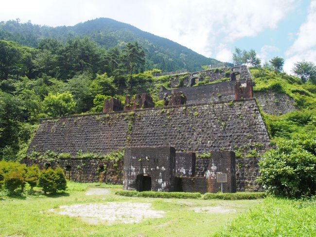 直島から高松へ移動し、レンタカーにて<br />愛媛の別子銅山と徳島の祖谷渓へ。<br /><br />別子銅山は東洋のマチュピチュと呼ばれ<br />ほんまかいな？という事実確認のため行った。<br /><br />竹田城跡はなかなかそのとおりだったがこちらは如何に？<br /><br />…行ってみると<br />ぱっと見た目は大したこと無い。<br />植林され多くの構造物は撤去され、鉱山の面影は少ないからだ。<br /><br />しかし、記念館などでこの別子銅山の歴史を勉強すると<br />最盛期はこの急峻な山の中にとんでもない街が存在したんだ<br />ということを知ることができる。<br />閉山跡は植林活動を行って、山を街から自然に戻していき<br />環境保全の取り組みを行ってきたのだが、<br />まさか後世にこんな形でスポットライトが当たって<br />むしろ何もせずに廃墟のまま放置されていたほうが<br />産業遺産として稀少な価値を生むことになっていたとは<br />想像もできなかっただろう。