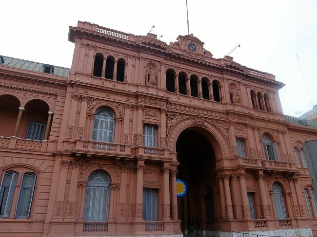 ブエノスアイレスに6泊し,仕事の合間に街歩き.写真が多いので前編,後編に分けました.後編はレコレータ墓地,タンゴショー,大統領府内部見学,サルミエント大統領号博物館など.帰国日の土曜朝に行った大統領府内部見学では,大統領執務室にも入れたのは驚き.