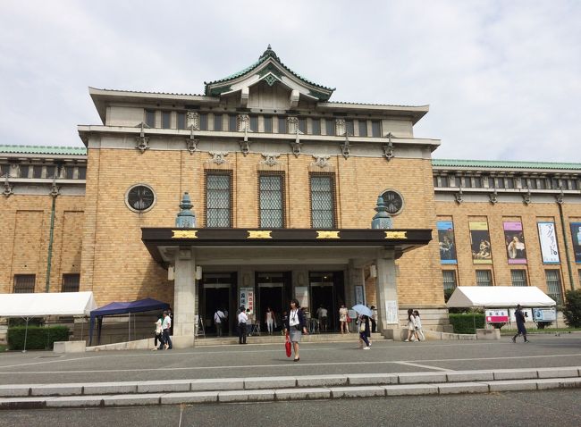 京都市美術館にてルーヴル美術館展が９月２７日（日）まで開催されています。昨日までは連日の猛暑でしたが、今日８月１２日（水）はやや気温が下がって過ごしやすい。京都駅からバス利用、岡崎公園前で降ります。<br />京都市美術館は昭和８年１１月に設立、東京都美術館に次ぐ日本で二番目の大規模公立美術館です。<br /><br />続いて平安神宮に参詣し、歩いて四条まで下りました。<br /><br />表紙は、京都市美術館<br /><br />