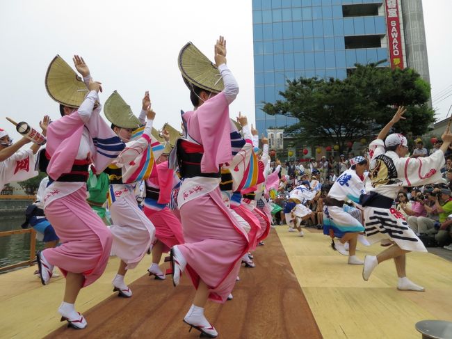 +++ あっぱれ！夏の有頂天。神の二拍子 徳島阿波踊り　二日目 +++<br /><br />8/12<br />■阿波踊り振興協会流し踊り10：00　<br />■徳島城址<br />■徳島阿波踊り　両国本町演舞場18：00　→（藍場浜演舞場　第二部20：30）<br /><br />徳島滞在二日目、そして、いよいよ「2015 あっぱれ！夏の有頂天 徳島阿波踊り」の初日です。<br />旅の二日目の予定スケジュールは、午前中の「阿波踊り振興協会流し踊り」、昼食後、「徳島城址」、夕方からの「両国本町演舞場」、そして「藍場浜演舞場の第二部」と阿波踊り満載のスケジュールです。。。でも<br /><br />阿波踊り振興協会の流し踊りは、朝10:00過ぎに徳島駅前を出発し、新町橋東おどり広場、アーケードと踊りを披露していきます、私はしばし追っかけになります。<br />(どなたかが、YouTubeの動画に、この時のアーケードの流し踊りをアップされていました、私が鮮明に映っており、びっくりしました)<br /><br />昼食は、駅前のそごうの地下1Fの船本うどんで「鳴るちゅるうどん」をいただきます。コシは全くありませんが、また食べたくなります、おすすめの一品です。<br />昼食休憩後、徳島城址にむかいます、昨年の高松の栗林公園と同様に夏は似合いません、春の桜の時期に訪れたいです。徳島博物館(入館料300円)では阿波踊り期間のため、阿波踊りステージが開催されており、始めて「娯座留」という連(グループ)を見ることができました。この踊り手の方が本当に素敵な方でオーラのある女性でした。<br />博物館を後にする際、娯座留の連で踊っていた男の子と話す機会がありました、13才ながら受け答もシッカリし、理知的で将来が楽しみな男の子でした。<br />まさか、明日もこの連の踊りを見ることになるとは。。。<br /><br />暑さと午前中からの歩きで疲労はMaxです、本日2回目のお茶タイムをとり休憩後、始めて観覧無料の両国本町演舞場へむかいます。<br />踊りの開始1時間前です、丁度、三人席のカップルの横が空いているようでしたので、伺いますと「空いています」併せて「宜しかったら、席に敷いてください」と買ったばかりのタオルを私に渡すのでした。この後も、飲物・食べ物と色々と気を遣っていただき、また、私が途中で席をたつときには「高松に来られる際には、美味しい讃岐うどんを案内します」と挨拶など、とても恐縮しました。<br />男性の方は、同伴の彼女と結婚するため4年前に塾の講師から現在の会社へ転職されたとのことです、高松から日帰りで阿波踊りを見に来られていた「I建設のTさん」色々と有難うございました、お幸せに。<br />この旅の二回目の爽やかな出会い・出来事でした。<br /><br />午前中からの活動と暑さに私の体力は限界をむかえていました、 両国本町演舞場の踊りも途中で席をたち、前売りで入手した「藍場浜演舞場　第二部のプラチナチケット」は使わず、阿南のホテルへの帰途につきました。<br />明日は余裕をもったスケジュールで行動しなければ。。。<br /><br />注釈:<br />旅行記のタイトル「あっぱれ！夏の有頂天」「神の二拍子」は、2015/2014の徳島阿波踊りガイドマップからの引用です。<br />