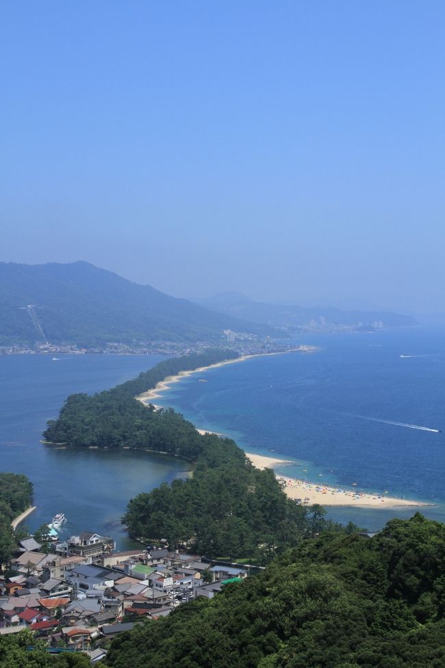 天橋立<br />陸前（宮城県）の松島、安芸（広島）の宮島と共に日本三景の景勝地です。<br />京都縦貫道が全面開通したことにより自宅から約２時間半ほどで行けるようになり、約２０年ぶりに訪れました。<br /><br />好天のこの日、観光客や海水浴客で大変な賑わいでした。