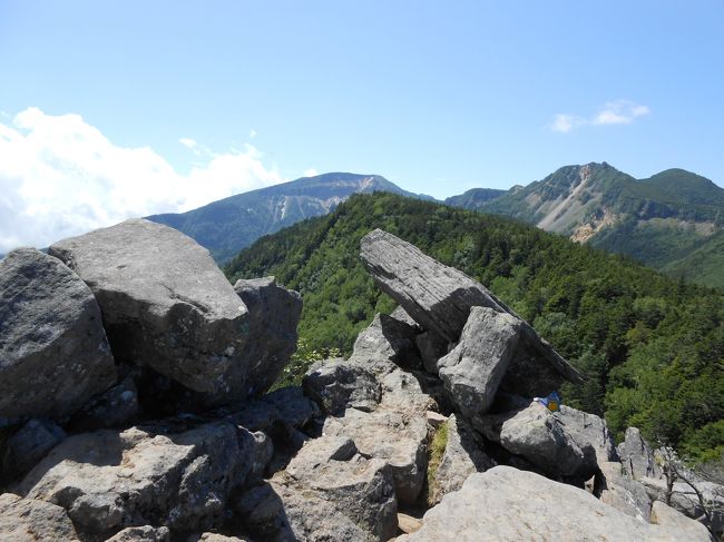 にゅうは，八ヶ岳の緩やかなうねりにぴょこんと飛び出したでっぱり。<br />麦草峠から高見石をめざし，白駒池まで下って，苔むした緑の世界と樹林をくぐり抜けた岩の頂がにゅうです。<br /><br />お盆の帰省で実家から気軽に行けるハイキング。<br />八ヶ岳の登山は中学2年の1泊2日の課外授業で経験して，その苦しさに嫌いになったのですが，低い山歩きならと，始めてこれが二回目。初めての場所は霧ヶ峰散策，高低差が少なく気持ちよかったですよ。今回は高低差400mくらいですが，大きな石を乗り越えながらの上りは，腿上げ運動の連続で大変でした。<br />山登りど素人の私にとっては十分に中級くらいのレベルに感じました。<br />まあ，また行ってもいいかな？