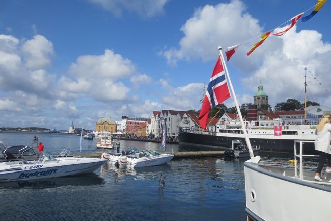 北欧ノルウェーのスタバンゲルに住む友人に招待されて行って来ました。<br /><br />この日は朝からとっても良いお天気。１週間港でフードフェスティバルをしてるとの事で行って来ました。<br /><br /><br />石油博物館（Oijemuseum),ノルウェー最南端のリンデネス（Lindesnes),ビーチハウスでプチ旅行、プレーケストーレンへハイキング(Preikestolen)、リーセフィヨルドツアー(Lysefjorden sightseeing)、港でのフードフェスティバル(food festival)<br />と盛り沢山。<br />友人のおかげでノルウェーを満喫でき貴重な体験、経験ができました。<br />特にプレーケストーレンの絶景は本当にすばらしく感動。ノルウェーの生活や国民性も素敵で大好きになりました。