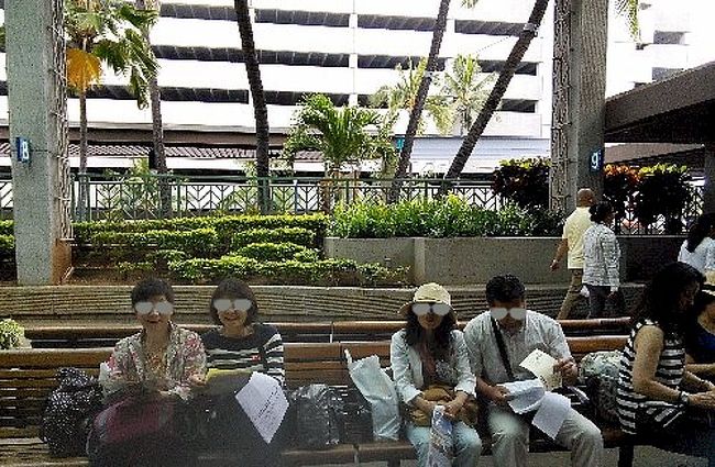 メンバーはバラバラだけど全員が孫持ちで、皆さんすぐに打ち解けました。高校の同級生のイッシー2006年に香港へ行きました。鹿児島の親戚のK子さんとは2010年に、タイのバンコクへ旅をしたことがあります。最後に婿殿のご両親は私の旅への初参加で、メンバーの中では彼らが一番若いのでパシリを命じました。(笑)<br /><br />★5/27 ホノルル(3泊)<br />5/28 ダイヤモンドヘッド登山、夜はショー<br />5/29 アウラニ・ディズニー・リゾートへ<br />5/30 ビーチヨガ&、島内観光、夕方帰国へ