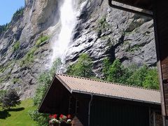スイス・落差３００ｍ　シュタウプバッハの滝 (Staubbachfall)【スイス情報.com】 