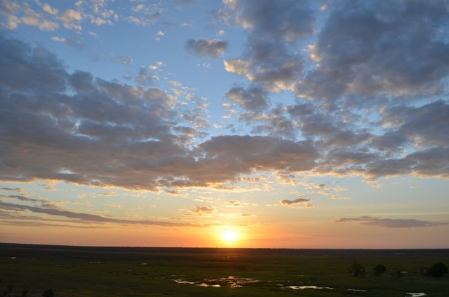 2015.8.2<br />宿泊したウビルーから、Mamukala wetlandsで散策しながらバードウォッチング。<br />一旦ウビルーに戻って、祝日なので午前中しか開いてないスーパーで買い物してから、Bowali Visitor Centreに寄って、Nourlangie周辺を見学した。<br />Illigadjarr walkや周辺を歩いてから、East Alligatorに移動。Bordedjilidji walkやイーストアリゲーター川周辺を歩いてから、Ubirrでサンセットを堪能した。<br />夕暮れの中ウビルーに戻って連泊。<br /><br />写真だけの暫定版はこちら。<br />http://4travel.jp/travelogue/11037742/<br />http://4travel.jp/travelogue/11038057/