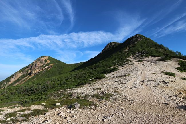夏沢峠の山小屋(やまびこ荘)に1泊し、八ヶ岳の硫黄岳と天狗岳(東天狗、西天狗)に行ってきました。<br /><br />【スケジュール】<br />1日目<br />東京6:52→8:18佐久平8:31→9:18小海9:23(バス)10:02みどり池入口<br />みどり池入口10:02(1:40)11:30しらびそ小屋12:00(1:10)13:00本沢温泉13:15(1:00)14:15やまびこ荘14:30(1:00)15:30硫黄岳15:50(0:40)16:30やまびこ山荘(コースタイム5時間30分+1時間)<br />2日目<br />やまびこ荘5:30(0:30)6:00根石岳(1:00)7:00東天狗岳(0:30)7:30西天狗岳(0:30)8:00東天狗岳8:00(1:30)9:30本沢温泉10:00(1:00)11:00しらびそ小屋11:30(1:30)稲子湯13:00(コースタイム6時間30分+1時間)<br />稲子湯14:05(バス)14:37小海駅15:18→16:04佐久平16:26→17:52東京