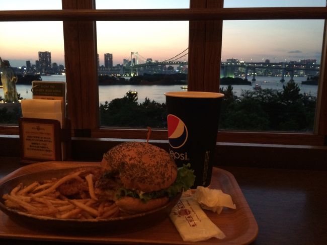 アクアシティお台場のグルメバーガーレストラン”クア、アイナ”で、ハンバーガーを片手に、ゆっくりとキレイな夜景を見ながら、過ごしてみました。