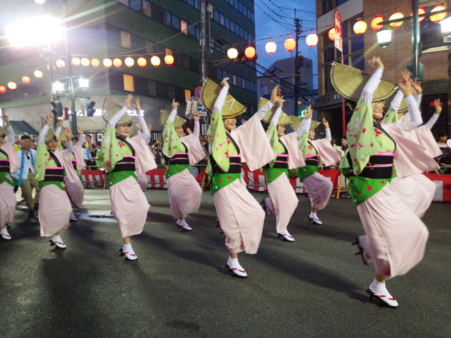 兵庫県南部から車で、徳島の阿波踊りを観に行ってきました。8月13日の午前10時頃に出発。渋滞を心配していましたが、特に無く。11時半頃、鳴門市内へ到着。鳴門市の「魚大将」というお店で昼食です。お店へ着いたのが11時45分。11時30分に開店らしいのですが、既に満席で1時間待ちました。私が注文したのは、1500円の大エビ天定食。大きなエビ天が5本!美味しく、ボリューム満点で大満足しましたが、完食できませんでした…。昼食後は徳島市内にたくさんあるスーパーマーケット「マルナカ」へ。以前、テレビ番組(ケンミ○ショー)で紹介された徳島の銘菓「小男鹿」と「フィッシュカツ」を探しに。どちらもマルナカにありました!フィッシュカツは4種類あり、2つを選びました。トースターで焼いて食べました。なかなか美味しいですね〜カレー風味です。小男鹿は、いちばん小さいサイズで1000円ぐらいでした。素朴な美味しさです。鹿児島の「かるかん」に少し似た感じかな?そのあと、阿南市にある「かさぎ旅館」という宿へチェックイン。宿は直前に予約したため、空いてるのがここしかなく、妥協しました。徳島市内から車で40分。朝食付き和室2人部屋で、15000円。う〜ん、、、お盆だから料金は高めなのでしょうが、宿のクオリティからすると、コスパが悪かったです。色々と改善点が、、、。チェックイン後は再び徳島県内へ。阿波踊りを観るためです。阿波踊り期間中は、徳島県外ナンバーの車のみ、徳島県庁へ無料で駐車ができます。この日は利用時間は18時〜23時まで、と書いてありました。なお、私たちが到着したのは17時45分頃でしたが、駐車場前には県外ナンバーの車がズラリ並んで入庫待ち。その列に並び、なんとか30分後に入庫できました。この駐車場からは阿波踊りの会場へも歩いて行け、便利でした。さて、、、実は私、とんでもない大失敗がありました。事前に購入しておいた藍場浜演舞場S席チケットを、、、家に置き忘れてきてしまったのです!!!ガーン、、、♪踊る阿保に見る阿保〜〜♪ほんとの阿保は私です、、、。というわけで仕方なく、無料の演舞場だけで楽しみました(泣) ちなみに藍場浜演舞場の当日券は、自由席以外は完売していました。無料の演舞場も、まあ悪くはなかったです。にぎやかで、とても楽しい雰囲気。物凄い熱気でした。無料の演舞場には少しだけ階段になってる席がありましたが、もちろん早い者勝ちなので空いてません。ずっと立ち見でした。でも立ち見だと、よく観れませんね、、、人が多すぎて。有料席をお勧めします(汗)場所によっては露店もたくさん出てました。あと、夜8時頃に阿波踊り会館へ行き、お土産を物色。ついでにそこからロープウェイで眉山へ夜景を観に行きました。混んでるかな?と思ったけど、すいてました。県外から、初めて阿波踊りを観に行かれるかたは、宿とチケットと無料の駐車場の確保はお早めに!あと、夜10時頃に小腹がすいたのでラーメン屋へ行こうと、ラーメン屋を検索したのですが、徳島のラーメン屋ってどこも閉店時間が早いんですね〜殆ど閉店してました!基本、8時か9時閉店!うちの地元のラーメン屋は深夜まで営業してるお店が多いので、夜10時なら営業してて当たり前と思い込んでたので。結局、唯一、遅くまで営業していたのは「東大」という有名店だけだったので行きましたが、、、味が濃いなぁ(´`:)生卵は食べ放題でした。