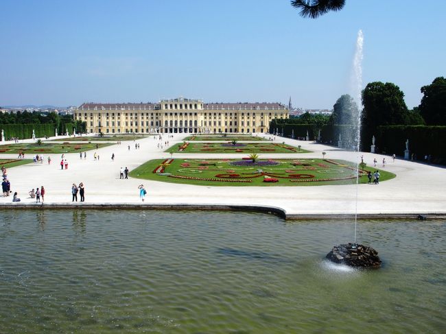 ウィーンの旅<br /><br />06:05 - 08:45 Keleti - WienMeidling<br /><br />シェーンブルン宮殿<br />王宮<br />ウィーン歴史地区観光<br />シュテファン大聖堂<br />ホーフブルク宮殿<br />Café Sacher<br />DEMEL<br />Central<br />Zum Weissen Rauchfangkehrer<br /><br />19:12 - 21:54 WienHauptbahnhof - keleti<br /><br /><br />早朝、列車でウィーンへと向かう<br />シェーンブルン宮殿まで地下鉄で行く<br />なんだか遠い気がしたのは広大すぎる敷地のせい<br />シシィチケットを予約したので王宮も見学<br />ウィーンの街は人が多い、観光客と若者と、都会だった<br />歴史地区の建物など、全体的にすばらしかった<br />暑い気候と突然の雨と歩いての見学は結構しんどい<br />カフェめぐりも、本来ならばゆっくりと堪能したいものだ<br />どこも混んでた、いつもこうなのかな、観光地だから<br />馬車に乗って、ゆったりオペラ鑑賞など楽しむのがよい過ごし方なのであろう<br />ウィーン中央駅は近代的だった