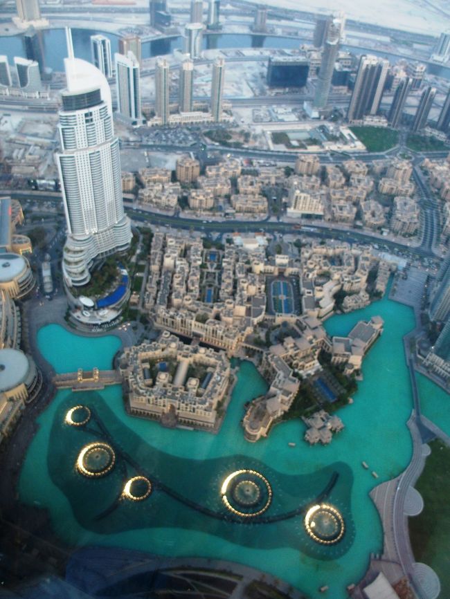 ドバイの旅<br /><br />EK112 15:25-22:55 BUDAPEST-DUBAI<br /><br />AT THE TOP（展望台）<br />ブルジュ・ハリファ（Burj Khalifa）世界一高い超高層ビル<br />ドバイ・モール（The Dubai Mall）世界最大のショッピングモール<br />ドバイファウンテン（Dubai Fountain）世界最大の噴水<br />Mango Tree Dubai<br /><br />CHOC &amp; NUTS<br />RIVIERA HOTEL<br /><br />EK318 02:50-17:25 DUBAI-NARITA<br /><br /><br />滞在時間約28時間<br />いやいやいやとにかく暑かった！<br />気温45度って何？<br />もちろん、暑いのはイメージで覚悟してたけど、この時期でそんなにすごいと思わなかった初心者です。<br />暑さと湿気（雨降らないのに）でカメラが曇ってうまく撮影できず、呼吸するのもしんどい。<br />冷房なしでは生きられないと初めて思ったアラブ首長国連邦。<br />この国のスケールのデカさに圧倒されっぱなし。<br />空港なんて近未来的だし、ドバイ市内の建物や交通なんて、SFや宇宙みたいだ。自由に建てられたようなユニークな形の建物はいちいちおもしろい。超高層ビルや人工島群、巨大モール、次から次へのビッグプロジェクト建設ラッシュなどなど。かと思えば見渡す限りの広大な砂漠と、昔ながらの下町ローカル感漂うスーク（市場）やアブラ（渡し舟）が頻繁に行き来しているのだ。そして、おどろいたことに世界最大の屋内スキー場があり、場内はマイナス3℃の真冬らしい。どこまで潤ってるのかとどまるところを知らない国である。しかも、ドバイは石油で潤っているのかと思えば、石油はほとんど出ないらしいって、金融と観光でここまで世界一とは、なんてこった。<br />近未来都市ドバイ、やばい、大好きだ。<br /><br />日本から予約して行ったブルジュ・ハリファの、AT THE TOP（展望台）へ<br />旅行中はお金の感覚がだいぶおかしくなってしまう。この展望台だって、かなり金額高いと今さら痛感するが、世界一とかせっかくだからとか一生に一度だからとか誘惑に都度負ける。でもやはりここは行ってよかった。<br />ドバイ・モールは、とにかくいちいち広すぎるでしょう。ドバイの人はショッピングが好きらしい。万歩計あったらすごいことになってるはず、移動はチャリがほしい。どこのモールともスケールが全然違う。INFORMATIONもすごい。タクシー乗り場なんて東京駅より全然すごかった。<br />ドバイファウンテンを観るために、日本から予約して行ったレストラン、Mango Treeへ着いたらホッとしたがテラス席、聞いてた通り湿気が超すごいが、目の前で噴水ショーを観ることができて満足だが汗だくだく。<br /><br />RIVIERA HOTELは、クリークビューのよい部屋でとてもよかった。日本人のコンシェルジェさんがいると聞いてたが、実際に会うことができて安心した。ホテル近くのスーパーでクレオパトラの石鹸を買うことができたし、CHOC &amp; NUTSでナッツを購入、店員さんたちがあれもこれも食べろと次から次へと試食させてくれておもしろかった。<br /><br />帰りの空港で時間つぶしと残りの通貨ディルハムを使い切りたくて入ったオーガニックっぽいカフェで食べたまともなサラダとスープと飲んだコーヒーがやたらおいしくて、この旅ではじめてゆっくり食事をとることができたことに笑った。これから帰るんですけど！