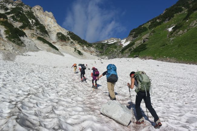 初めて白馬岳に登って来ました。<br />白馬大雪渓を登るので6本アイゼンと両神山の八丁峠登山時に買ったヘルメットを持って行きました。<br /><br />下界は猛暑なので、白馬大雪渓の登りは涼しくて天国のようでした。<br /><br />また、大好きなお花畑も百花繚乱で写真撮りに夢中になってしまい、お友達を追いかけました。<br /><br />さすが花の白馬なんですね！<br /><br />ミヤマキンポウゲとシナノキンバイの違いが今回やっと区別が出来ました。大収穫です。（いつも分からなかったです。）<br /><br />白馬三山の杓子岳と鑓ヶ岳も、途中から霧におおわれましたが、ライチョウに出会えて、大自然の素晴らしさを実感できました。<br /><br />帰りは鑓温泉経由で、これまた変化に富んでいてコマクサにも出会えました。<br />山のいで湯の露天風呂！いい感じです。<br /><br />行く前はお盆休みの中央道の渋滞とか、天気も晴れから曇りの予想でしたが、ほぼ晴れ模様に近く、2日目の山行が早く下山出来たので渋滞もいつも通りで助かりました。