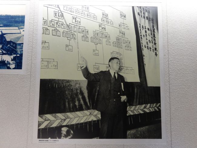「パナソニックミュージアム(松下幸之助歴史館)」は「大阪府門真市」の「パナソニック本社内」にある「創業50周年記念事業」の一つとして「1968年3月」に開設した「松下幸之助の生涯とパナソニックの社史」を紹介した「収蔵作品数約600点」の「企業博物館」です。<br /><br />写真は「事業部制の組織について説明」する「松下幸之助」です。
