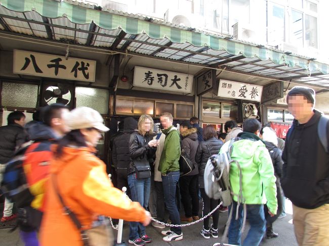 一度は行ってみたいと思っていた東京の築地市場は今年で閉場すると聞き、予定を組んで初めての築地観光に出かけてきました。<br /><br />朝の早い市場に行く為、午前零時に静岡駅を出発する日本一短い距離を走る夜行バスで東京に行きました。<br /><br />メトロの一日乗車券(600円)を買い、築地駅までやってきました。<br /><br />あてもなくぶらぶらしても埒が明かないと思い、テーマを決めて散策する為にテレビ番組で紹介された店を訪れることにしました。<br /><br />---------------------------<br /><br />静岡駅から高速バスに乗って築地に至るまでの記事はこちらです。<br /><br />高速バスで行く、東京・築地(1)<br />http://4travel.jp/travelogue/11002075<br /><br />テレビで紹介されると尋常ならざる行列ができてしまうという記事はこちらです。<br />高速バスで行く、東京・築地(2)<br />http://4travel.jp/travelogue/11002925