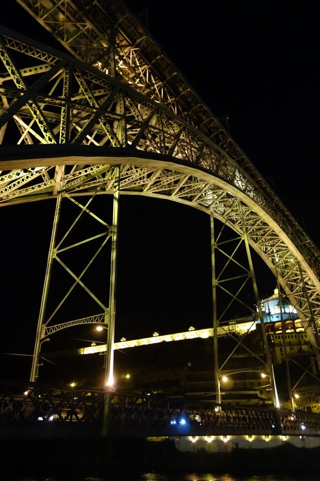 【ポルトと言えば、ドン・ルイス１世橋ですかね】<br /><br />木曜日の夜、ルクセンブルクから移動。宿泊先は、インターコンチネンタル。チェックイン後、ドウロ川までお散歩。川沿いの“Peter Café Sport Porto”でビールを飲みながら、ドン・ルイス１世橋の夜景を満喫。<br /><br />金曜日は、ドウロ渓谷への１日ツアーの後、夜は、“Abadia do Porto”で食事して、その後ファドを聴きに、ホテルで予約してもらった“Casa da Mariquinhas”へ。<br /><br />土曜日は、市街地を散策。夕刻、チューリッヒへ移動しました。