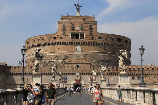 今年の夏休みは憧れのイタリアへ♪<br /><br />兼ねてから行きたいと考えていたイタリア。北から南まで行きたい街がたくさんある中、初めてのイタリア旅行となる今回はローマ＆フィレンツェの定番2都市へ。ローマ3泊+フィレンツェ3泊の計6泊8日間の旅程で行きました。どちらの街も見所がたくさんあるので、3泊ずつじゃとても足りませんが、時間の許す限り街歩きを満喫してきました♪<br /><br />ちなみに今回の旅行から念願の一眼レフデビュー♪<br />イタリアはどこを撮影しても絵になるので、写真撮影が楽しいですね。<br /><br />&lt;旅行費用&gt;<br />燃油込みで約17万。<br />(エア+ホテル+列車チケットの付いたフリープランツアーを利用)<br /><br />&lt;ホテル&gt;<br />ローマ:リバーパレス(River Palace Hotel)<br />フィレンツェ:アルバ パレス(Alba Palace Hotel)<br /><br />&lt;エア&gt;<br />アリタリア航空 