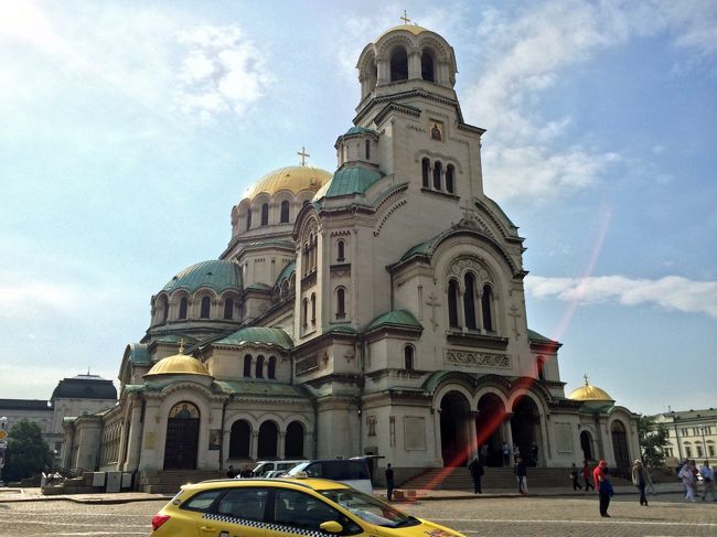首都ソフィアの街の観光に出かけます<br />ソフィアのシンボル威風堂々なアレクサンドル・ネフスキー寺院から<br />ネオ・ビザンティン建築様式で建てられたアレクサンドル・ネフスキー大聖堂<br />ブルガリア正教会の大聖堂で、世界最大級の大きさというだけあって<br />近づきすぎると写真が撮れないくらい<br />アレクサンドル・ネフスキーを記憶する大聖堂は世界各地にあるそうですが<br />そのアレクサンドル・ネフスキーのイコン画が正面に掲げられています<br />今回の旅行中一番のフラストレーションは…<br />相当数の教会内部の写真が不可だったこと<br />ココも内部写真不可だけど　こっそりパチリ<br />照明はほぼ自然光のみに頼っているためかなり薄暗いのですが<br />様々な色の大理石やメノウ、アラバスターと豪華な素材で装飾されています<br />http://plaza.rakuten.co.jp/nanasnikki/diary/201508190000/<br />