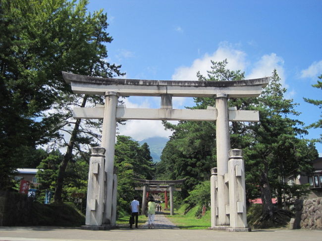 今日は私の誕生日と公休日が重なり、最近少しグロッキーな自分を奮い立たせるために岩木山神社に行ってきました。<br />岩木山神社はパワースポットとしても有名なところです。<br /><br />話が逸れますが、パワースポットにも相性と言うものがあるらしいですね。<br />私の場合、相性がよく自宅からの方角的にも良いとされる岩木山神社に行ってみることにしましたが…当の私、縁起とか占いとか確固としてこだわる人ではありませんのであしからず。<br /><br />では、「パワーをいただきに岩木山神社へ」をご覧ください。