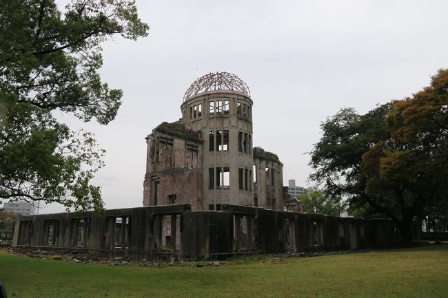 広島旅行２日目。　雨です･･･。<br />今日は世界遺産である「原爆ドーム」と「広島城」と、<br />夜は野球観戦に行く予定ですが、雨なんでね〜。<br />雨が止んでくれるといいんですが、どうなるんでしょ〜。<br /><br /><br />【今日のルート】<br />（宿）錦水館　⇒　宮島桟橋　⇒　広電宮島口駅　⇒　広島駅　⇒　原爆ドーム　⇒　<br />広島平和記念資料館　⇒　広島城　⇒　（食事）かき名庵　⇒　<br />マツダズームズーム スタジアム広島 　⇒　（食事）お好み焼きゃべつ 　⇒<br />（宿）ホテル法華クラブ広島<br /><br />【広島旅行記】<br />１日目　http://4travel.jp/travelogue/11043742